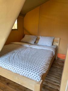 a bedroom with a bed in a house at Glampingtent - Camping Botniahiem - Damwoude-dichtbij Dokkum in Dantumawoude