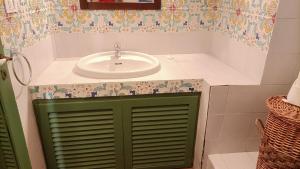 エーリチェにあるCasa Bombonieraのバスルーム(シンク、緑のキャビネット付)