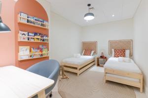 Habitación pequeña con 2 camas y estante en LUXFolio Retreats - Astonishing 3BHk Apartment, en Dubái