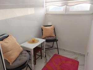 two chairs and a table in a small room at Studio Aleksandar in Novi Pazar