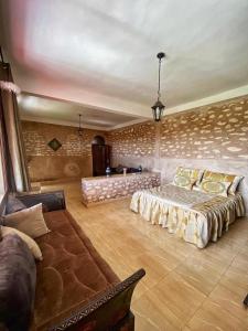 una grande camera con un letto e un divano di Villa Zitouna a Essaouira