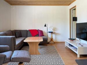 sala de estar con sofá y mesa en Holiday home KLINTEHAMN II, en Klintehamn