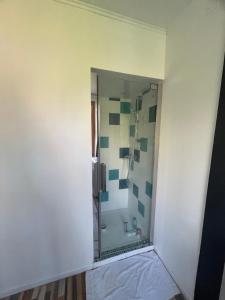 Postel nebo postele na pokoji v ubytování Chambre privée vue sur le jardin proche centre ville