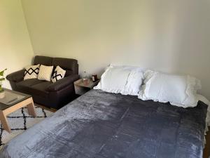 Postel nebo postele na pokoji v ubytování Chambre privée vue sur le jardin proche centre ville
