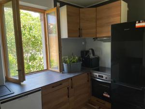 Kuchyň nebo kuchyňský kout v ubytování Chambre privée vue sur le jardin proche centre ville