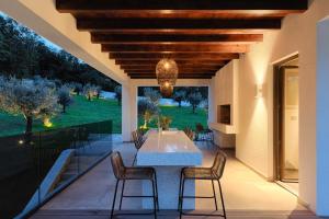 Un patio con una mesa y sillas en un patio. en Villa Nicol Tireli, en Kršan