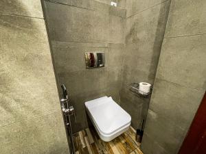 un piccolo bagno con servizi igienici in una cabina di Перемоги 25 в Центре возле набережной a Kremenčuk