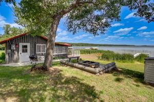 Градина пред Lakefront Motley Vacation Rental with Deck and Dock!