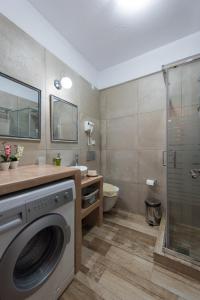a bathroom with a washing machine and a shower at Geronti Moscha Apartment in Apollonia