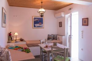 a living room with a table and a couch at Geronti Moscha Apartment in Apollonia