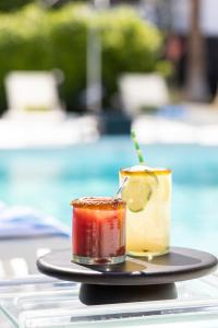due cocktail su un piatto nero su un tavolo di The Three Fifty Hotel, A Kirkwood Collection Hotel a Palm Springs