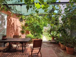 a patio with a table and chairs and plants at Tavira Townhome with private Garden in Tavira
