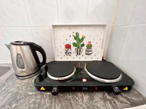 a toaster and a coffee maker on a counter at Studio de charme rénové - Fibre- Centre Rabat in Rabat