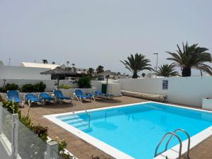 una piscina en la azotea de un hotel en MYM, en Tías