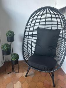 a black chair with a pillow in a room at Greta's Home a 2 minuti dal lago in Arona