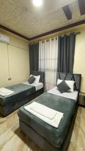 Postel nebo postele na pokoji v ubytování Petra Rose Apartment + 37 fotografií