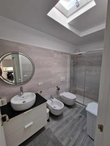 a bathroom with two sinks and a mirror and a shower at Chalet con 3 camere e giardino in Maspalomas