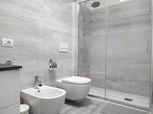 a white bathroom with a toilet and a shower at Chalet con 3 camere e giardino in Maspalomas