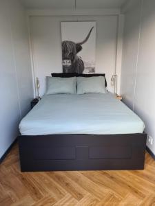 A bed or beds in a room at Knus vakantieverblijf voor 2 personen