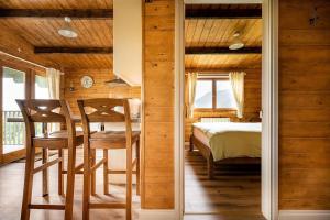 una camera con letto, tavolo e sedie di Torr Lodge- luxury log cabin with private hot tub! a Ballycastle