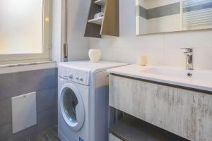 una lavanderia con lavatrice e lavandino di Grandmother's House - Salerno a Salerno