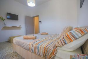 una camera da letto con un letto e una vasca di Grandmother's House - Salerno a Salerno