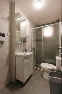 Ένα μπάνιο στο The Lakeside Haven