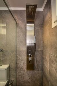 eine Duschkabine im Bad mit WC in der Unterkunft Stratos house! in Alepou + 40 Fotos