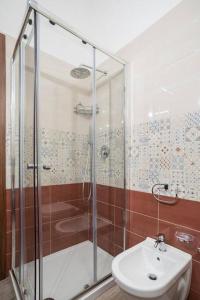 un baño con ducha y lavabo en Tonsorim Affitti brevi, en Avola 50 fotos más