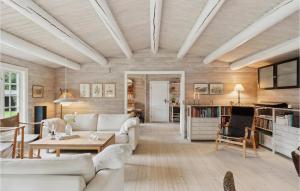 una sala de estar con muebles blancos y techo de madera. en 3 Bedroom Lovely Home In Frvang, en Fårvang