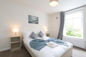 Giường trong phòng chung tại Spacious&Comfy 2 bed in Camden Town&Kings cross