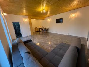 - un salon avec un canapé et une table dans l'établissement ALEX’S BEACH HOUSE, à Corbu