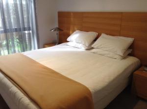 Giường trong phòng chung tại Beachside Apartments Bonbeach