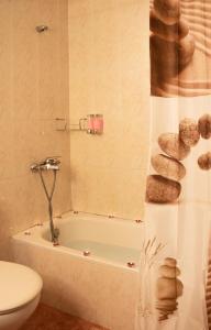 y baño con bañera, aseo y lavamanos. en Apartamento Veronika en Arrecife