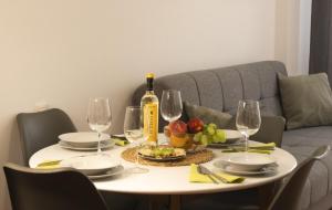 una mesa con una botella de vino y copas de vino en Apartamento Veronika, en Arrecife