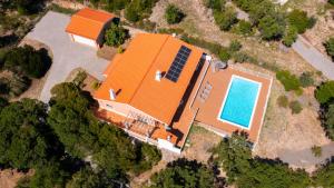 an overhead view of a house with a swimming pool at Luar do Cano in Monchique