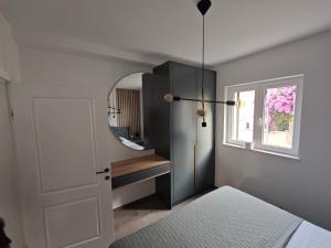 um quarto com uma cama e um espelho em Honoris Apartment - Brand new - Private parking - 90 m from the beach- Terrace em Slano
