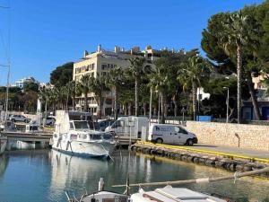 a boat is docked in a marina with a building at Evinrude 2 in Sant Carles de la Ràpita