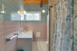 Koupelna v ubytování Ping-Pong Table, Beach Access North Falmouth Home + 49 fotografií