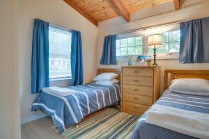 Postel nebo postele na pokoji v ubytování Ping-Pong Table, Beach Access North Falmouth Home