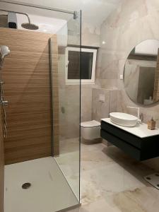 y baño con ducha, aseo y lavamanos. en Apartman Sea story Mali Lošinj, en Mali Lošinj