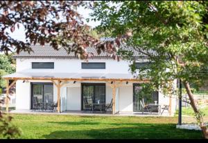 Gallery image of Mare Kalamitsi Luxury Apartments in Kalamitsi