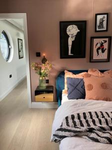 Cama o camas de una habitación en Classy House Boat on Penton Hook Marina - walking distance Thorpe Park