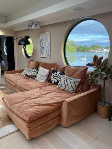 Гостиная зона в Classy House Boat on Penton Hook Marina - walking distance Thorpe Park