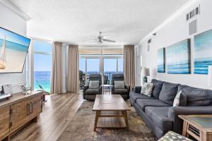 una sala de estar con un sofá y una mesa en Jade East Towers 1520 by Newman-Dailey, en Destin