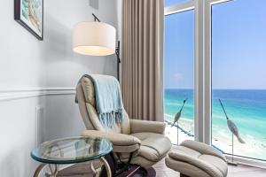 sala de estar con silla y mesa de cristal en Jade East Towers 1520 by Newman-Dailey, en Destin