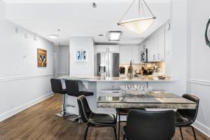 Una cocina y un comedor con mesa y sillas. en Jade East Towers 1520 by Newman-Dailey, en Destin