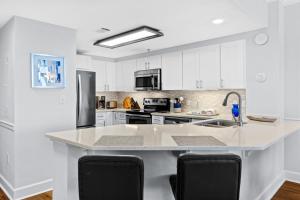 Una cocina con gabinetes blancos y una encimera blanca. en Jade East Towers 1520 by Newman-Dailey, en Destin 17 fotos más