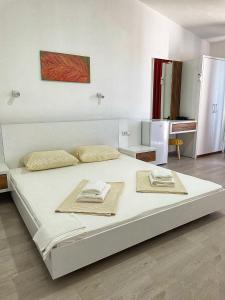 Apartmani Vila Milaris tesisinde bir odada yatak veya yataklar