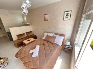 um quarto com uma cama grande e um sofá em Studio de charme rénové - Fibre- Centre Rabat em Rabat